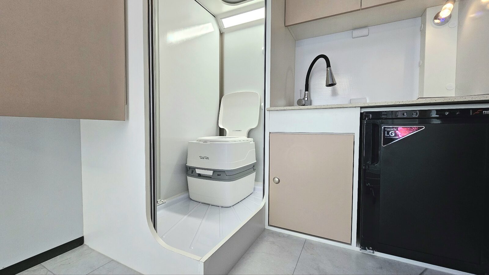 Санузел с душем и туалетом Thetford в COVAN 700S PoP