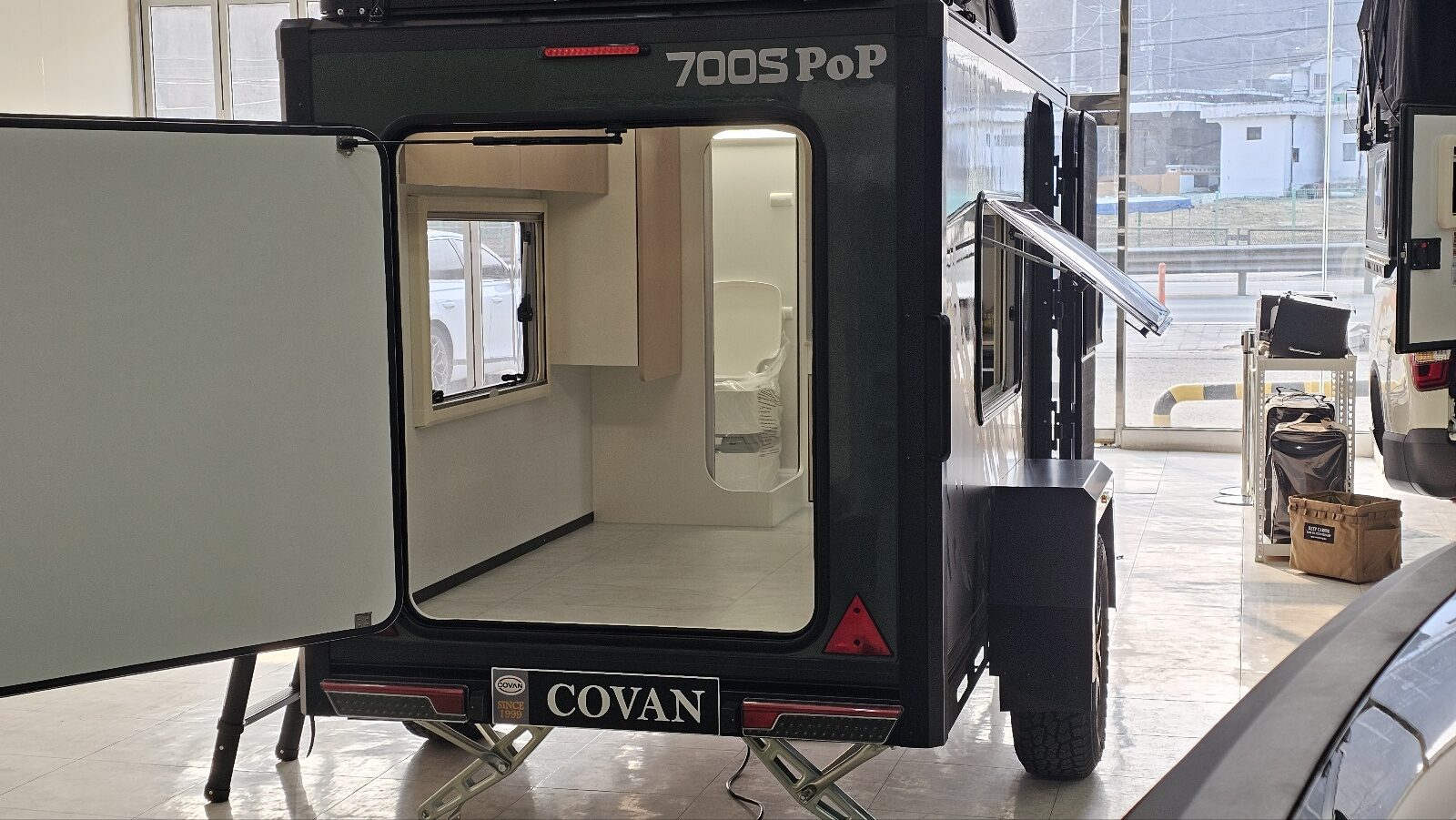 Задняя дверь COVAN 700S PoP с видом на интерьер